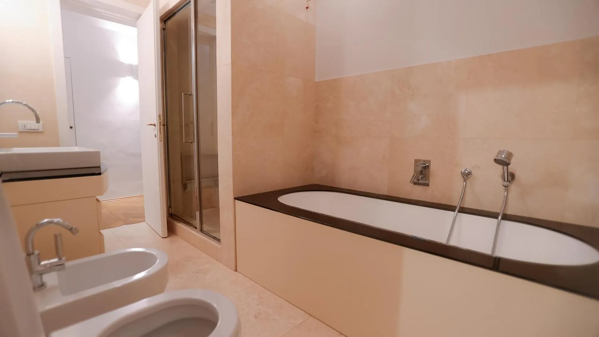 Apartment Ponte Vecchio - Partenope Luxury Suites Florence Italy